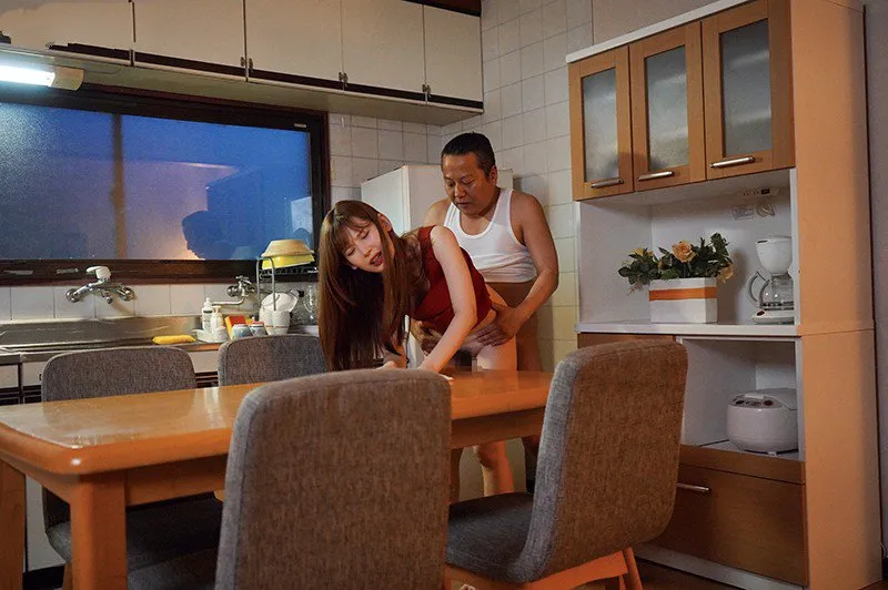 Con mèo nhỏ bị ông chồng mới của mẹ nện mỗi ngày, cho dù đã có người yêu